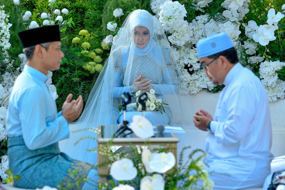 Erra Fazira and businessman Ezwan’s akad nikah (marriage solemnisation) ceremony took place at Rinjani Majestic, Kampung Melayu Subang here, this morning. Photo by Bernama