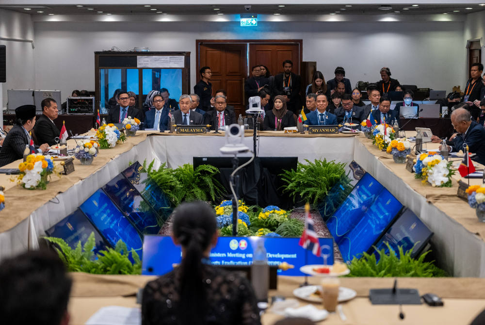 Outlining Malaysia’s progress, he detailed substantial ongoing investments, including RM2.3 billion for rural roads, RM195.2 million for clean water supply, RM162.9 million for reliable electricity and RM364.45 million under the PPRS housing programme, which has helped over 10,000 families.