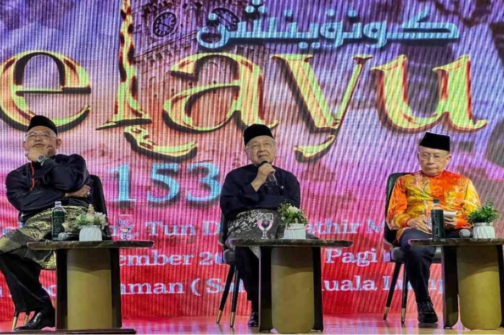 Tan Sri Rais Yatim (right) with former prime minister Dr Mahathir and Pengerusi Konvensyen Melayu 153 chairman Tan Sri Noh Omar (left) during the event in Kuala Lumpur on Dec 13, 2025. (SINAR PHOTO)
