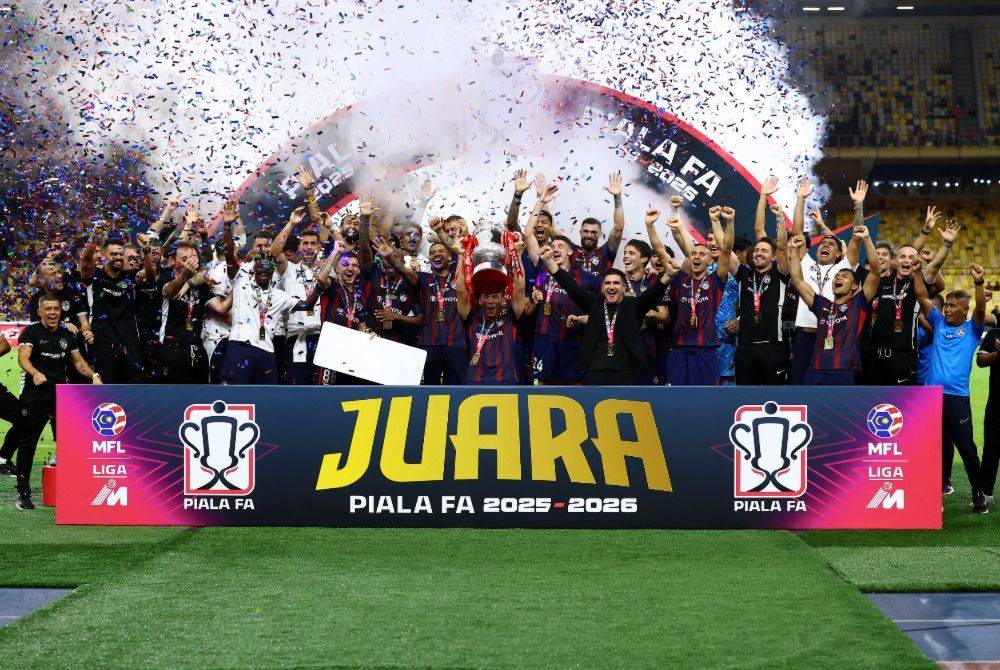 In the FA Cup final at the National Stadium in Bukit Jalil last night, JDT defeated Sabah FC 5-0 to become the first team to lift the FA Cup trophy for a fourth consecutive time. Photo by Bernama