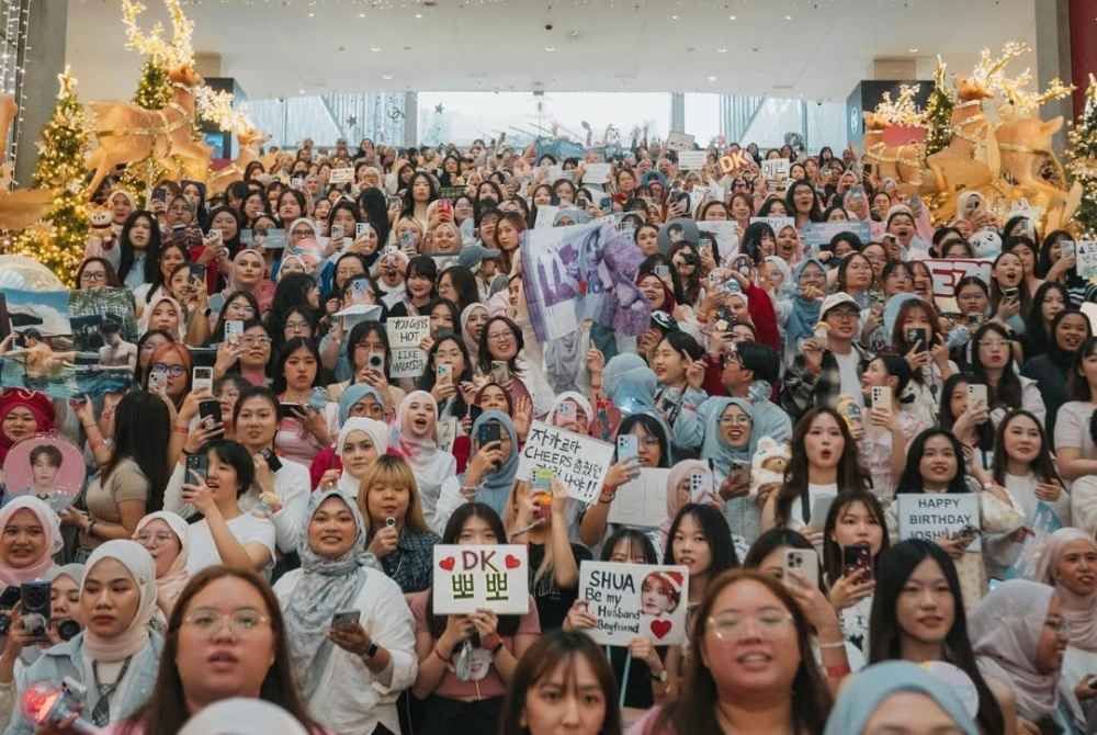 The event was held last Sunday on Dec 15 and it drew a large crowd of excited fans, also known as CARATs. - Photo: Instagram / @misterpotato_my
