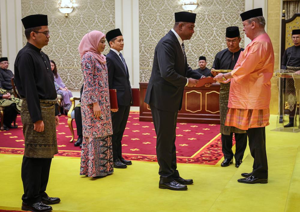 Yang di-Pertuan Agong, Sultan Ibrahim presented the instrument of appointment to Human Resources Minister Datuk Seri R. Ramanan. Photo by Bernama
