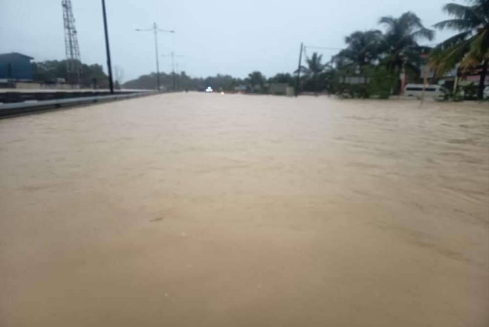 Jalan Kuantan–Pekan is impassable to all types of vehicles.