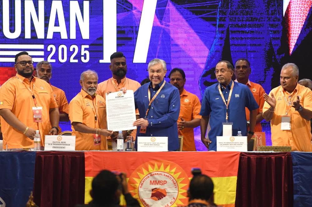 Deputy Prime Minister and Barisan Nasional chairman Datuk Seri Dr Ahmad Zahid Hamidi receives a resolution from Parti Makkal Sakti, presented by its president Datuk Seri R.S. Thanenthiran, during the party’s 17th Annual General Assembly in Butterworth, Penang on Dec 21, 2025. (BERNAMA PHOTO)