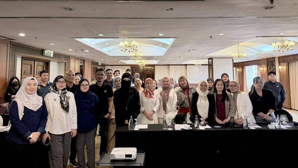 Participants attending the PUNB Roadshow Programme in Kuching pose for a group photo shortly after the conclusion of the Financing Briefing Programme.