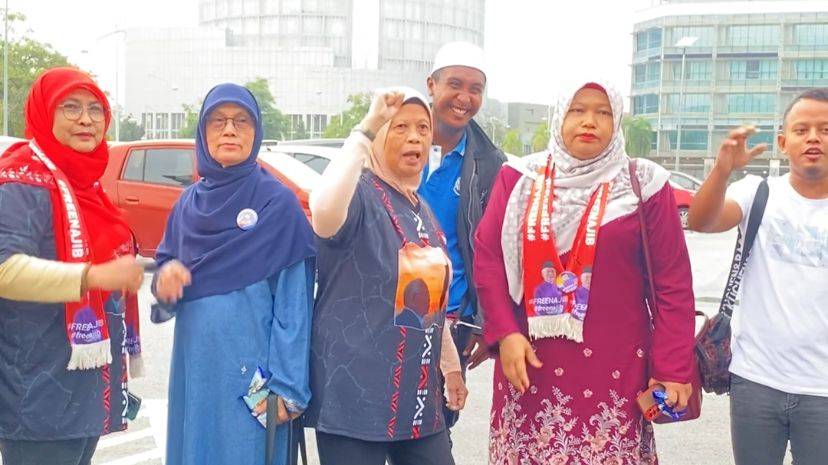 Raidah Rashid, 65, fondly known as Kak Roy (middle) and her friends from the "Friends of Najib" group gathered at the Palace of Justice compound as early as 6.45am to show their support for Datuk Seri Najib Razak. - Photo by AISYAH BASARUDDIN