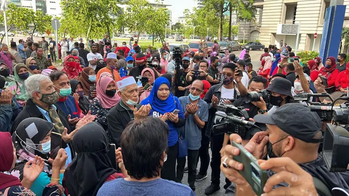 The assembly created a spirited atmosphere outside the court complex, with supporters chanting slogans such as "Hidup Bossku," "Bebas Najib," and "1Malaysia." - Bernama photo