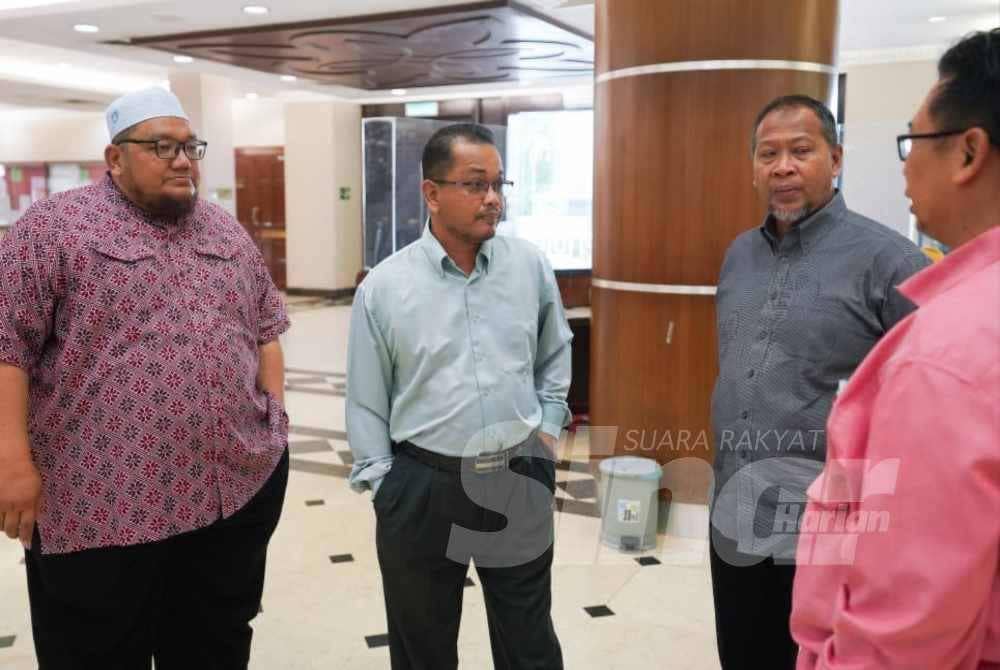 Zaharudin (second from left) is seen arriving at the Kuala Lumpur magistrate’s court on Monday. Photo – ROSLI TALIB/SINAR