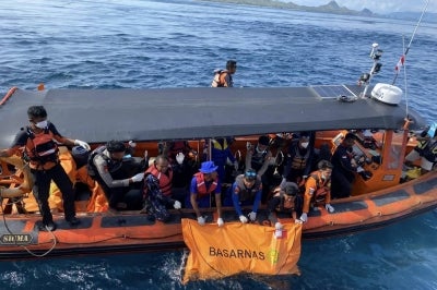 This handout picture taken and released on Jan 4, 2026 by Indonesia's National Search and Resque Agency (BASARNAS) shows rescue personnel securing a body bag containing the remains of missing Spanish man Fernando Martin Carreras, from waters off Labuan Bajo in East Nusa Tenggara. - (Photo by Handout / BASARNAS / AFP)