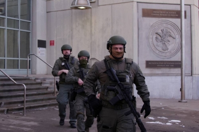 US Department of Justice federal officers stand guard outside the Metropolitan Detention Center, where ousted Venezuelan President Nicolas Maduro is being held, in the Brooklyn borough of New York City. Photo by Leonardo Munoz/AFP