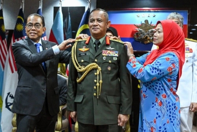 Defence Minister Datuk Seri Mohamed Khaled Nordin today officiated the 31st Army Chief Rank-Wearing Ceremony for General Datuk Azhan Md Othman at Wisma Pertahanan. Photo by Bernama