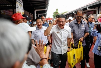 Housing and Local Government Minister Nga Kor Ming greeting the traders at the 2025 Local Government Department Touch of Success Ceremony at the Sungai Jarom Public Market, today. - Bernama photo