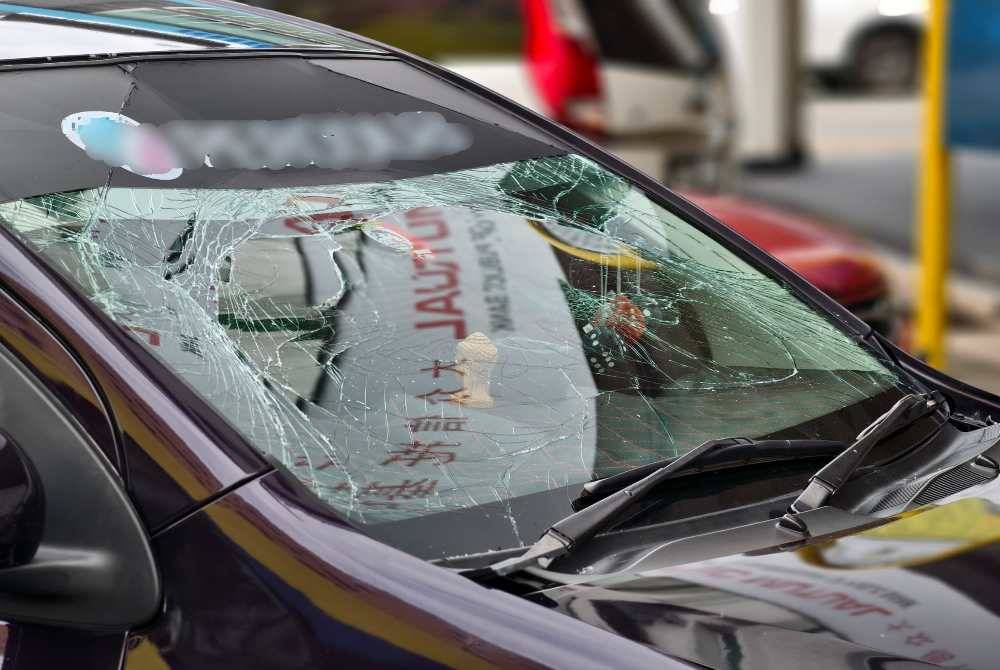 Police are investigating a 4am blast in Melaka Raya, believed to have been caused by gunshots outside an entertainment outlet.