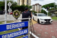 Former army chief General Tan Sri Muhammad Hafizuddeain Jantan was seen arriving at the MACC headquarters at 3.10pm on Wednesday, accompanied by several individuals, before entering the building. BERNAMA FILE PIX