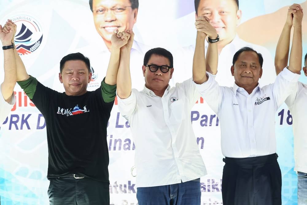 Parti Warisan deputy president Datuk Darell Leiking (left) and vice-president Datuk Jaujan Sambakong (right) with Parti Warisan candidate for P.187 Kinabatangan, Datuk Saddi Abdul Rahman at the candidate announcement ceremony for the Kinabatangan parliamentary by-election at Dewan Sri Lamag on Jan 5. Bernama FILE PIX