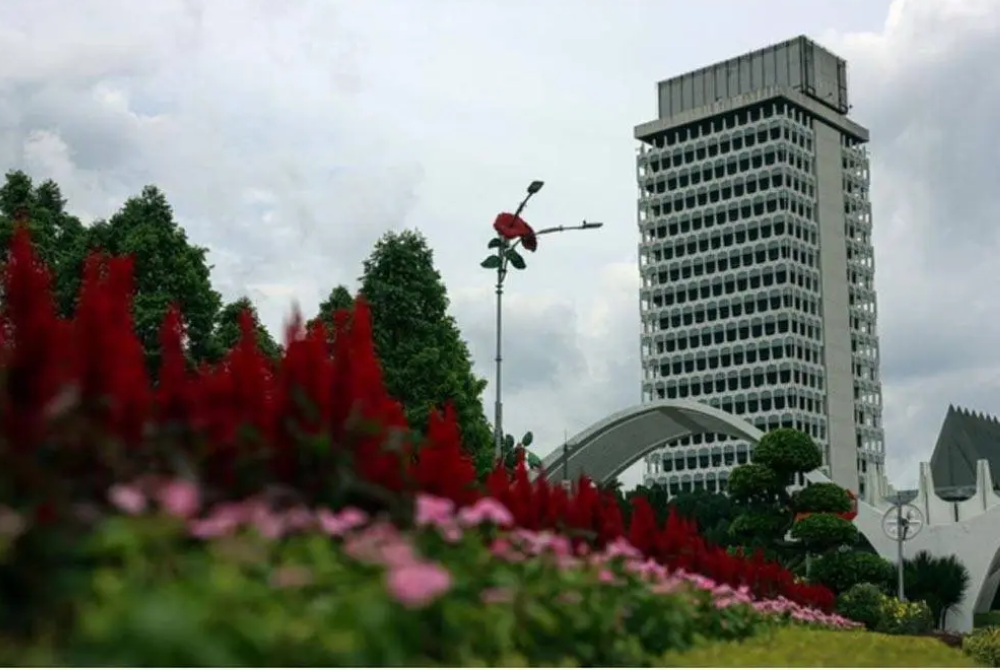 The lawyer said the incapacitation of the Parliament and the State Legislative Assemblies by Sections 14 and 15 is unreasonable for the purposes of combating the Covid-19 situation or pandemic. - Bernama file photo