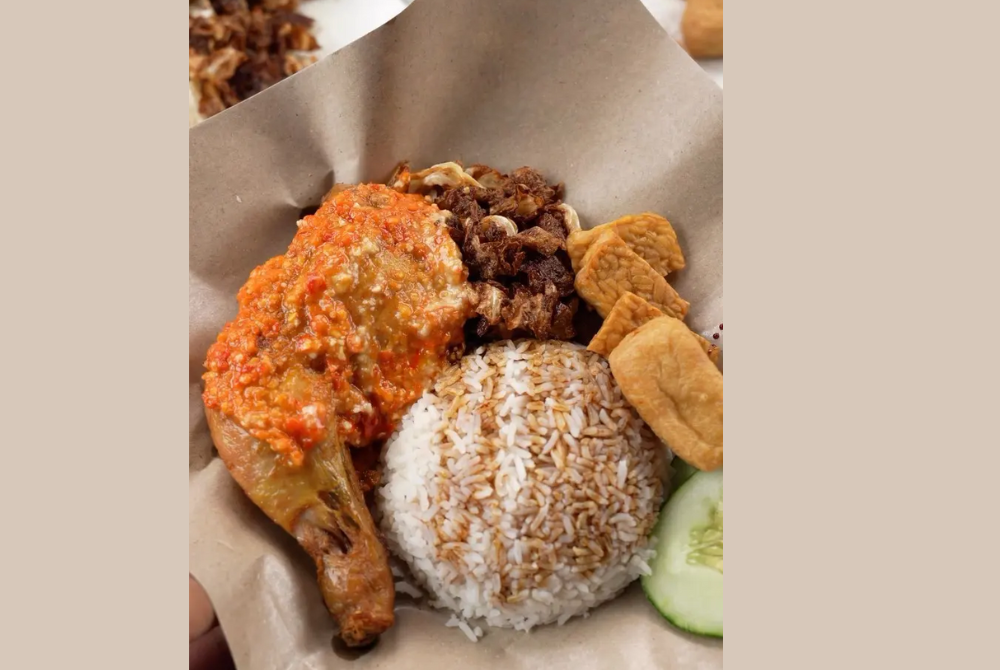 People turn to spicy food as a way to escape from the pressure of working and hustling. Eating spicy food and sweating profusely is a way for people to reduce their stress levels. - Photo source: Khairul Aming's official website