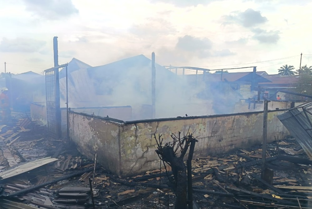 Five terrace houses at 5th Mile, Kampung Johan Setia, near the Al-Hidayah Mosque, were destroyed in a fire this afternoon. Photo: Selangor Fire and Rescue Department