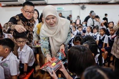 Fadhlina handed over BAP totalling more than RM34 million, benefiting over 227,000 primary and secondary school students in Penang. - Bernama photo