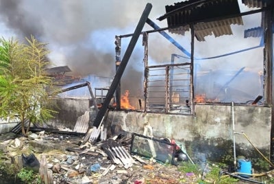 Five terrace houses at 5th Mile, Kampung Johan Setia, near the Al-Hidayah Mosque, were destroyed in a fire this afternoon. Photo: Selangor Fire and Rescue Department