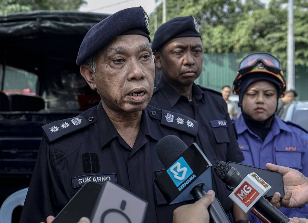 Sentul district police chief ACP Ahmad Sukarno Mohd Zahari said a demolition operation involving 68 residential units in Kampung Chubadak Tambahan, Sentul today went smoothly. - Bernama photo