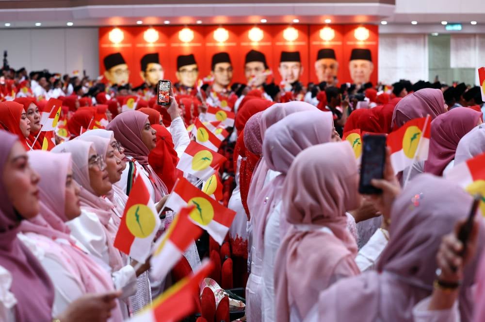 Mohamad said Puteri Umno must take the lead as the party’s digital front line, focusing on data intelligence, online engagement and shaping perceptions among young voters. Photo by Bernama