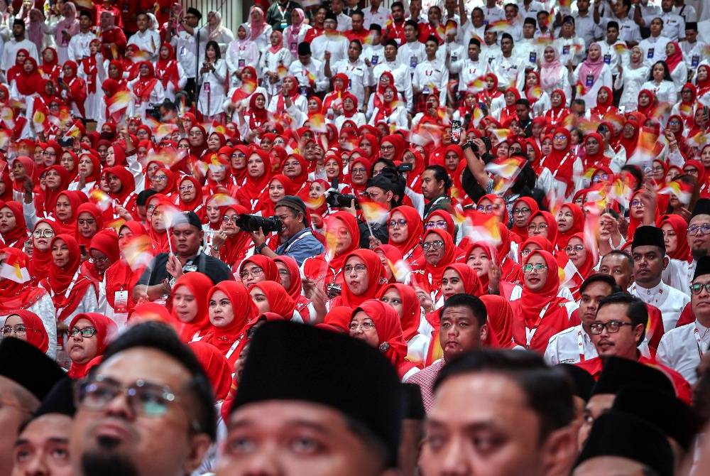 Umno delegates attend the opening ceremony of the 2025 Umno Women’s, Youth and Puteri General Assemblies at Dewan Merdeka, Kuala Lumpur World Trade Centre, tonight. Photo by Bernama