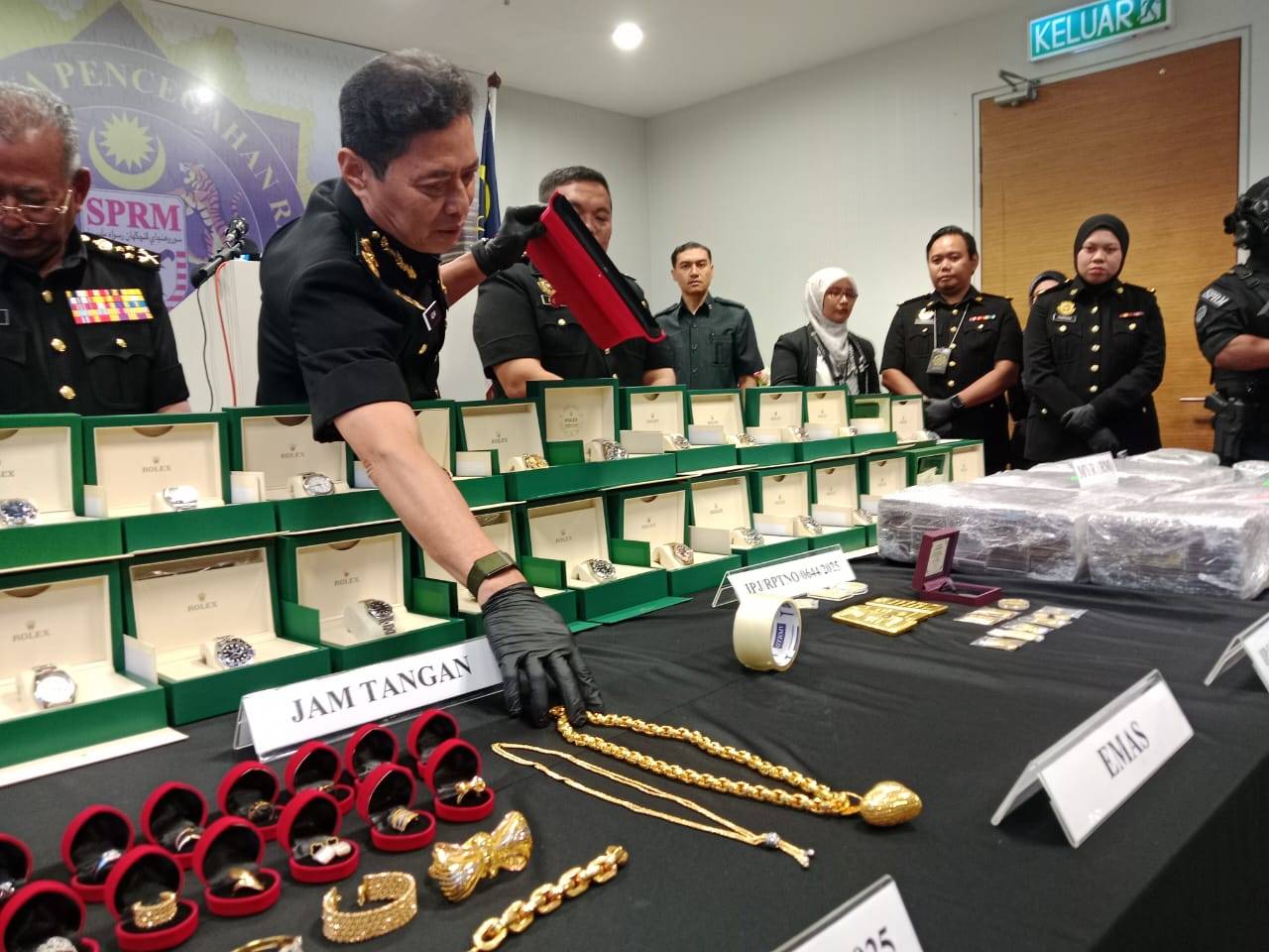Azam showing the seized items to media members. (SINAR PHOTO)