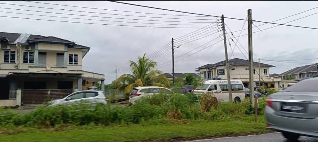 A primary school headmaster in Sri Aman and his wife were found dead with serious injuries to their bodies at a house in Taman Mutiara, Jalan Brayun, Sri Aman.