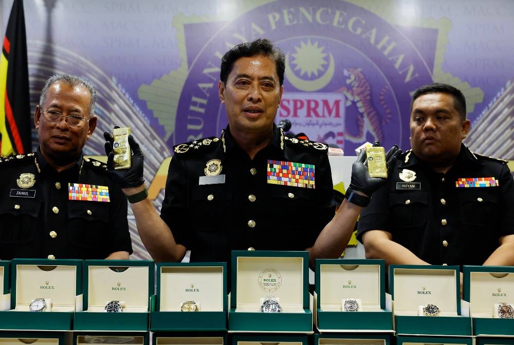 Malaysian Anti-Corruption Commission (MACC) Chief Commissioner Tan Sri Azam Baki shows items seized under Op Star during a press conference at the MACC headquarters here today. Photo by Bernama