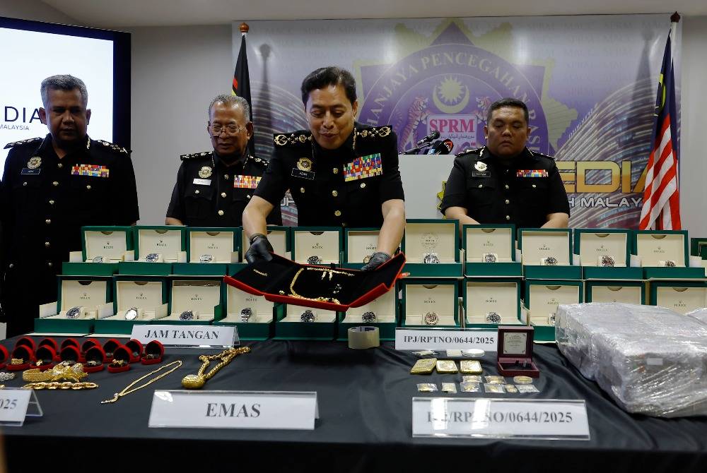 Malaysian Anti-Corruption Commission (MACC) Chief Commissioner Tan Sri Azam Baki shows items seized under Op Star during a press conference at the MACC headquarters here today. Photo by Bernama