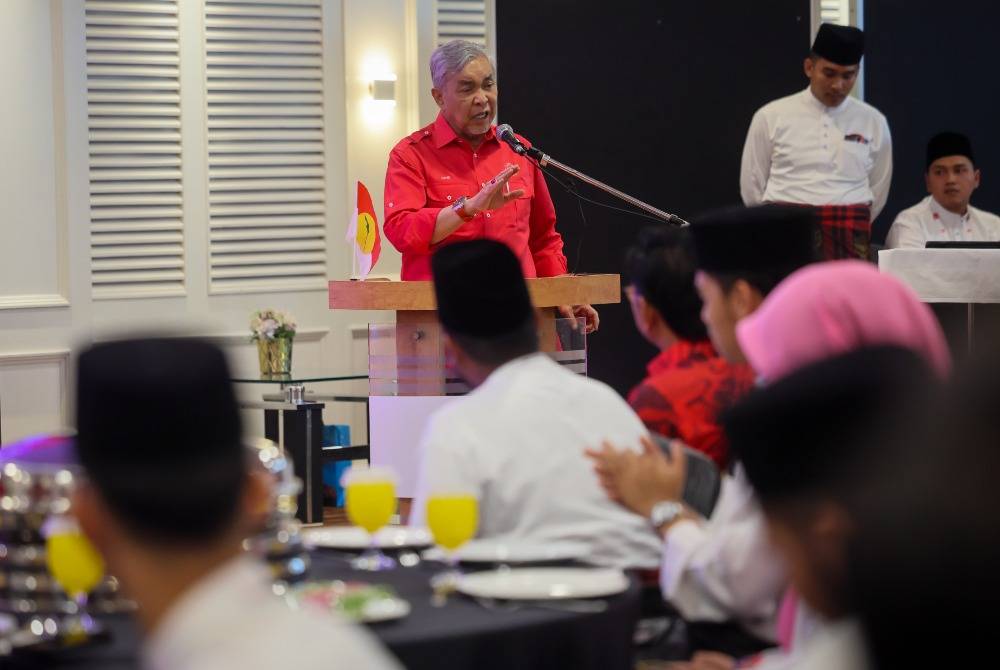 Umno President Datuk Seri Ahmad Zahid Hamidi attended a special meeting with overseas Umno delegates and launched the new Overseas Umno Club logo here today. Photo by Bernama