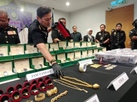 Azam showing the items seized. (SINAR PHOTO)