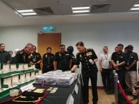 Azam showing the seized items to media members. (SINAR PHOTO)