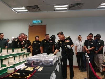 Azam showing the seized items to media members. (SINAR PHOTO)