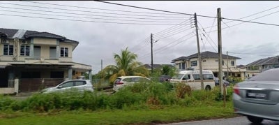 A primary school headmaster in Sri Aman and his wife were found dead with serious injuries to their bodies at a house in Taman Mutiara, Jalan Brayun, Sri Aman.
