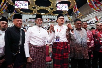 Dr Muhamad Akmal Saleh (centre) with former Umno Youth chief Khairy Jamaluddin and Padang Rengas Umno division chief Datuk Seri Mohamed Nazri Aziz (second from left), as well as Melaka Chief Minister Datuk Seri Ab Rauf Yusoh (second from right) at the Umno Youth Movement General Assembly.