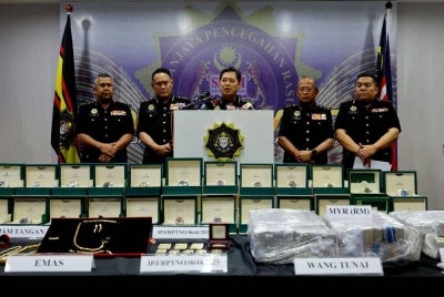 The Malaysian Anti-Corruption Commission (MACC) has seized cash and assets worth RM11.4 million in its investigation into a corruption case involving an army procurement tender linked to a former Army Chief. Photo by Bernama