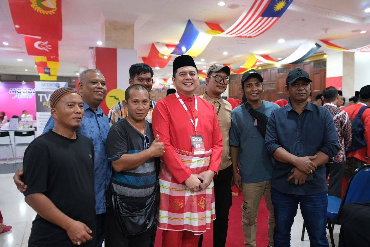 Nizar with supporters during the 2025 Umno General Assembly. (Nizar Razak Facebook) 