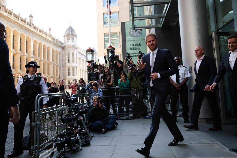 Britain's Prince Harry, Duke of Sussex, waves as he leaves the Royal Courts of Justice, Britain's High Court, in central London on June 7, 2023. - (Photo by ADRIAN DENNIS / AFP)