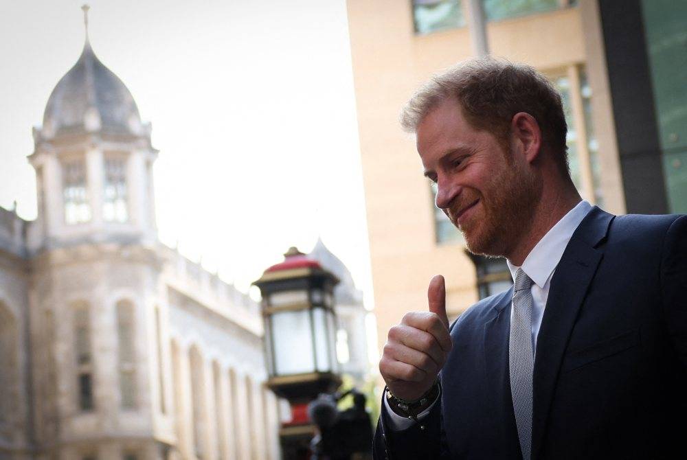 Britain's Prince Harry, Duke of Sussex, makes a thumbs-up sign as he leaves the Royal Courts of Justice, Britain's High Court, in central London on June 7, 2023. - (Photo by ADRIAN DENNIS / AFP)