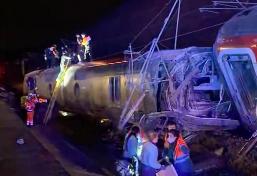This video grab taken from UGC images posted on social media and verified by AFPTV teams in Madrid, shows emergency personnel working after a train accident in Adamuz, southern Spain, on January 18, 2026. (Photo by -UGC / @eleanorinthesky (via X) / AFP) 