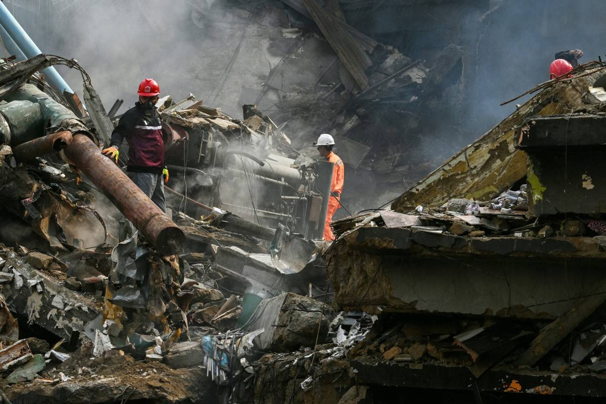 Rescue workers search amid the debris after a massive fire at a shopping mall in Karachi. Photo by Asif Hassan/AFP