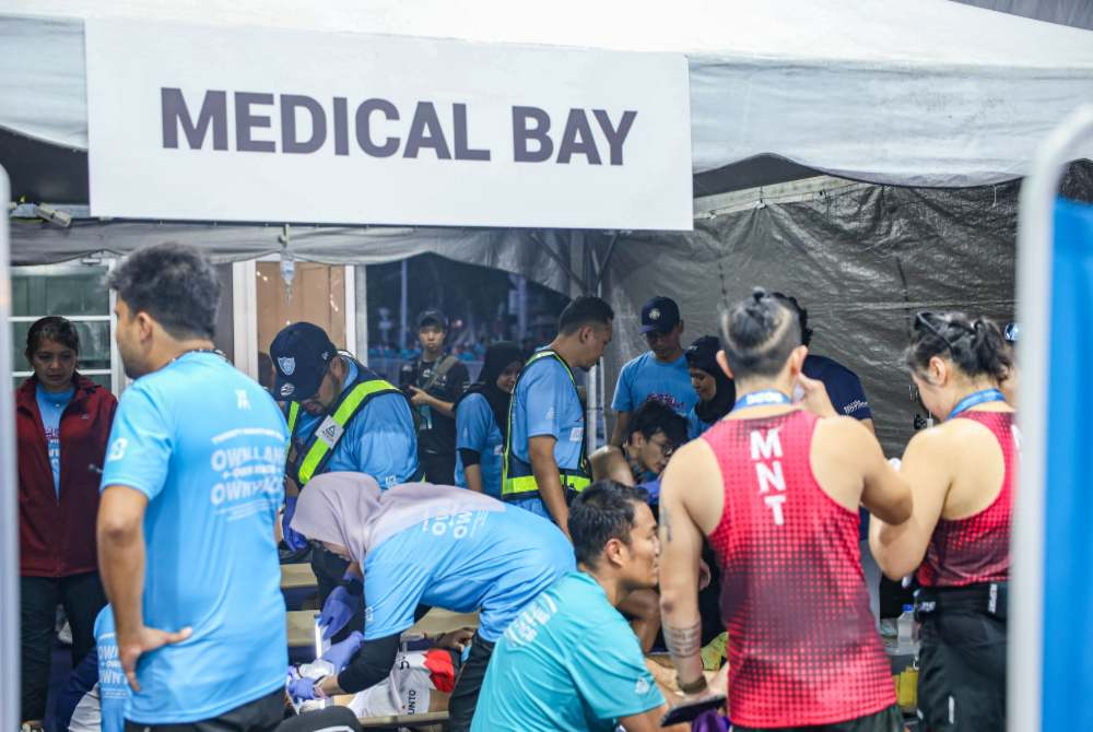 Doctors and medical teams from Avisena Healthcare providing on-site treatment to participants who sustained injuries during the Twincity Marathon 2026.