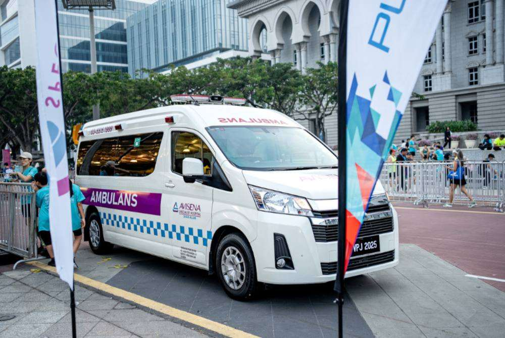 Avisena Healthcare ambulance units on standby to promptly attend to runners requiring medical attention during the marathon.