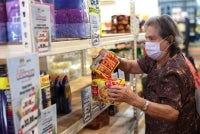 The Madani government today began disbursing payments for Phase 1 of the 2026 Rahmah Cash Aid (STR), benefiting five million recipients. Bernama FILE PIX