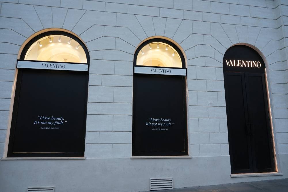 Valentino's shop windows are covered with black posters reading "I love beauty, It is not my fault - Valentino Garavani", in Rome on January 21, 2026. Italian fashion designer Valentino’s lying-in-state open today in Rome ahead of the funeral on January 23, 2026. (Photo by Stefano Costantino / AFP)