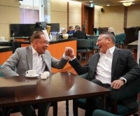 Many Facebook users praised the sight of both figures sharing a table, noting their ability to converse and joke despite holding differing political ideologies.