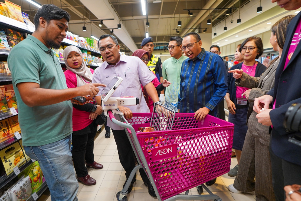 The opening ceremony was officiated by Pahang State Executive Council member for Felda Affairs, Cooperative and Entrepreneur Development Datuk Amizar Abu Adam, together with members of the AEON Leadership Council.