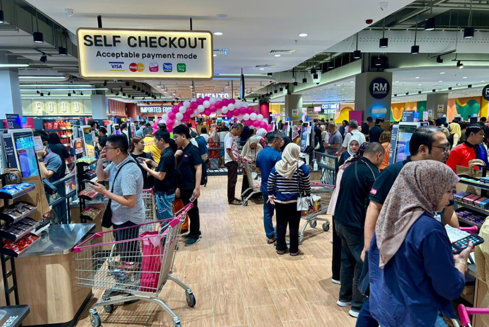 To improve efficiency, AEON Kuantan is equipped with self-checkout counters and smart trolleys.